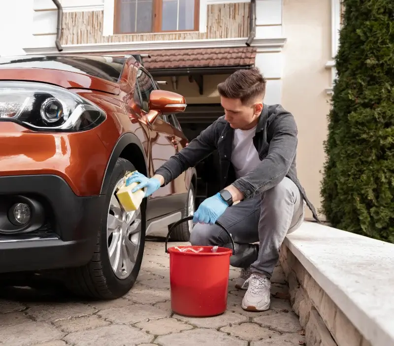 Lavage auto à domicile Choisy-au-Bac : professionnel intervenant sur un véhicule